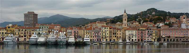 Imperia: vue sur le port d'Oneglia