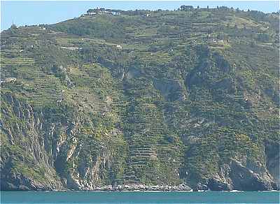 Maisons et terrasses au dessus de la mer