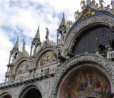 Partie de la faade de la Basilique Saint Marc avec le quadrige de chevaux et la tribune transversale