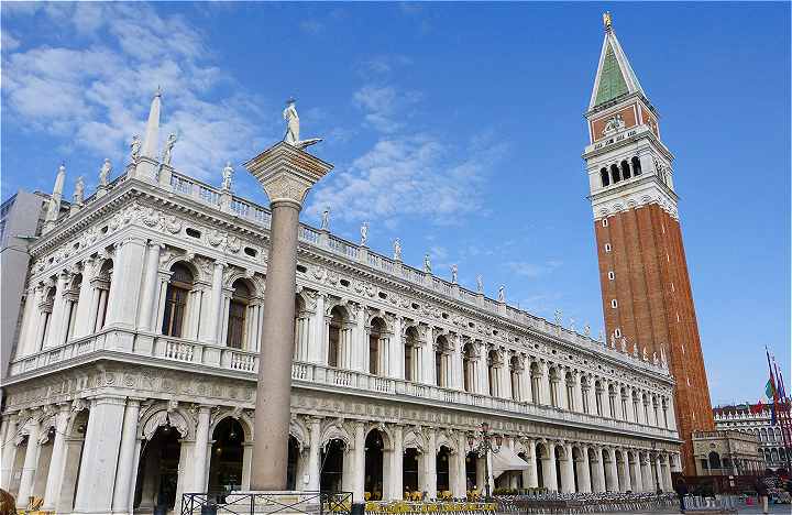 Venise: le Campanile et la Bibliothque donnant sur la Piazzetta, la colonne avec la statue de Saint Thodore