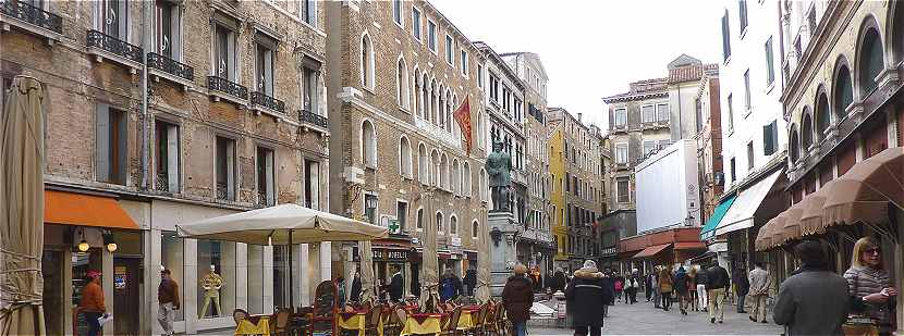 Le Campo San Bartolomeo prs du Pont du Rialto