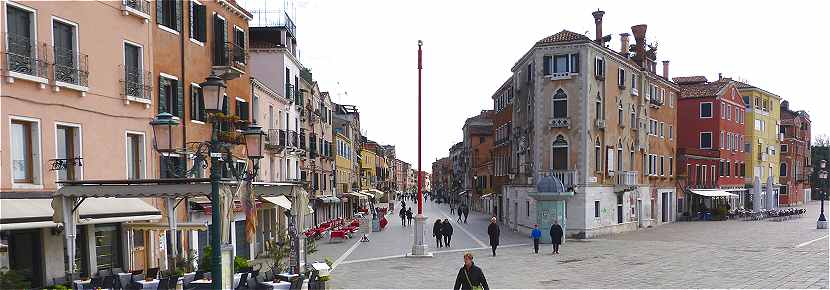 La Via Garibaldi et  droite la Riva dei Sette Martiri