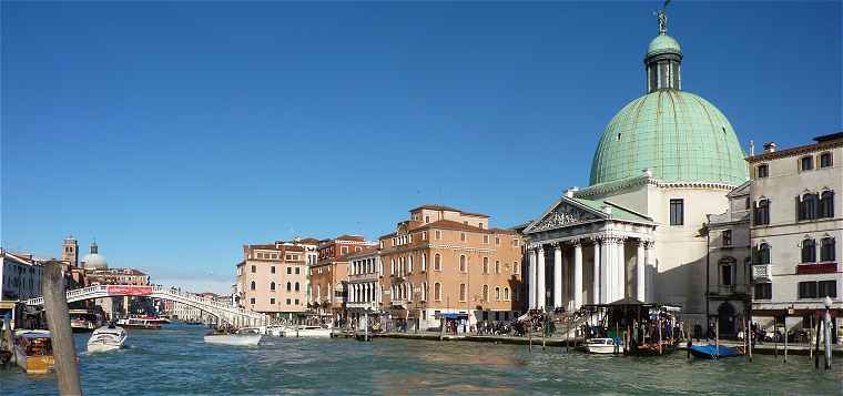 Venise: Le Grand Canal,  droite l'glise San Simeone Piccolo suivie de la Casa Adoldo et  gauche le Ponte degli Sacalzi