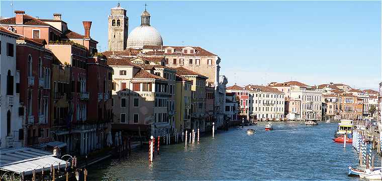 Venise: Le Grand Canal le long de la Riva di Biasio,  gauche l'glise San Geremia e San Lucia