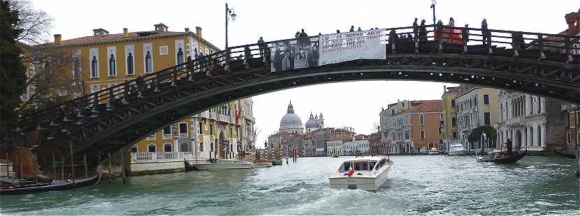 Venise: vue du Grand Canal, Pont de l'Accademia et au fond l'église de la Salute
