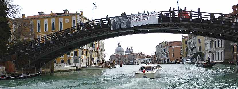 Venise: vue du Grand Canal, Pont de l'Accademia et au fond l'glise de la Salute