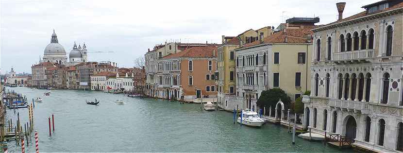 Venise: vue du Grand Canal, rive Sud de l'Accademia  la Salute,  droite le Palazzo Contarini dal Zaffo et sur sa gauche le Palazzo Molin Balbi Valier della Trezza