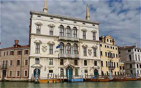 Venise: le Palazzo Balbi et le Palazzo Caotorta Angaran sur le Grand Canal(zone de San Toma)