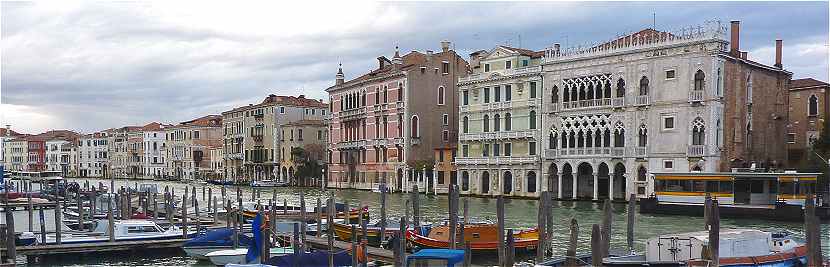 Venise: vue de la rive Nord du Grand Canal en amont du Palazzo Ca' d'Oro avec le Palazzo Miani Coletti Giusti en vert clair et le Palazzo Fonta Rezonico en rose