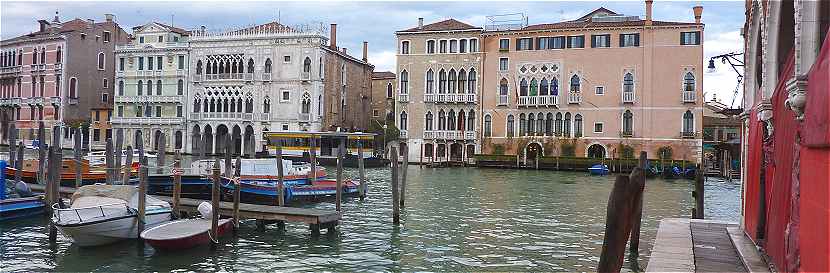 Venise: vue du Palazzo Ca' d'Oro et  droite le Palazzo Giustinian Pesaro puis le Palazzo Morosini Sagredo (en rose)