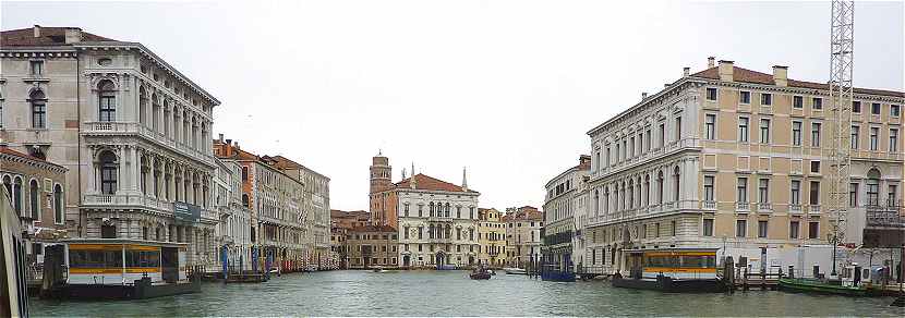 Venise, vue du Grand Canal en amont de San Samuele et de Ca' Rezzonico: à droite le Palazzo Grassi et à gauche le Ca' Rezzonico