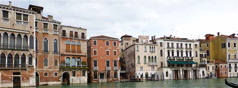 Venise, Grand Canal: de gauche à droite Palazzo Dolfin, Palazzetto Dolfin et Palazzo Bollani Erizzo, Casa su Campiello del Remer, Palazzo Remer, Casa Sernagiotto