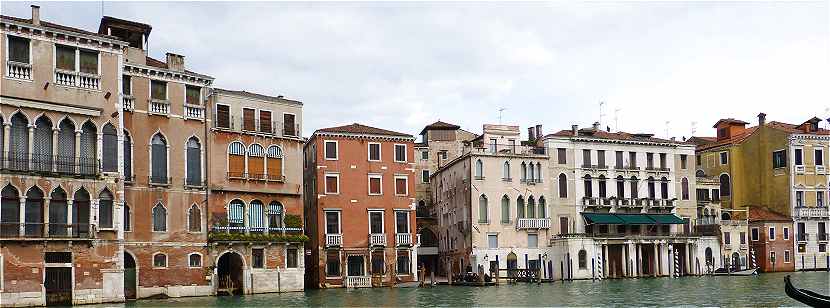 Venise, Grand Canal: de gauche  droite Palazzo Dolfin, Palazzetto Dolfin et Palazzo Bollani Erizzo, Casa su Campiello del Remer, Palazzo Remer, Casa Sernagiotto