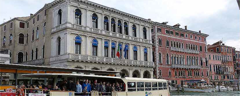 Venise, vue du Grand Canal: Palazzo Dolfin Manin et  droite Palazzo Bembo