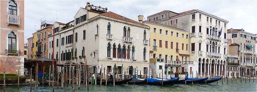 Venise: en amont du Pont du Rialto sur le Grand Canal avec  gauche le Palazzetto Foscari, la Casa Coin, le Palazzo Michiel dalle Colonne