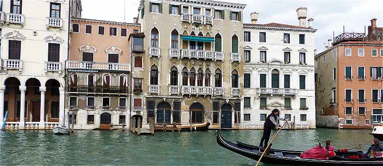 Venise, Grand Canal: de gauche  droite une partie du Palazzo Michiel dalle Colonne, le Palazzetto Michiel, le Palazzo Michiel del Brusa, le Palazzo Mangilli Valmarana et la Casa Zago