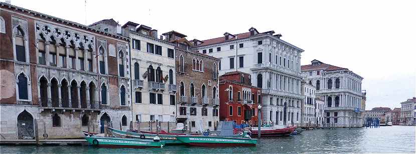 Venise: le Palazzo Morosini Brandolin,  sa droite le Palazzetto Fornoni, le Palazzetto Iona, la Casa Favretto, plus loin  droite le Palazzo Corner della Regina et le Ca' Pesaro