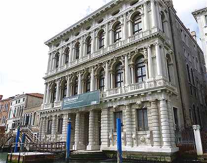 Venise: le Palazzo Rezzonico sur le Grand Canal