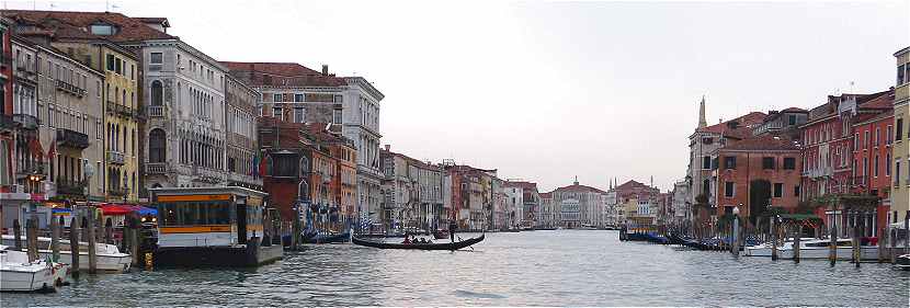 Venise: vue du Grand Canal aprs le Pont du Rialto (zone de San Silvestro)