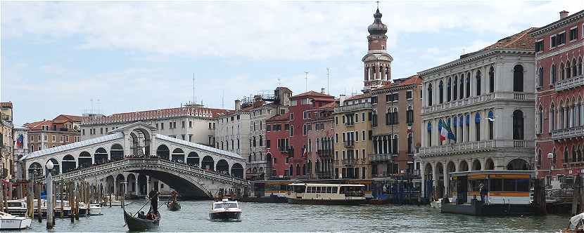 Venise: vue du Grand Canal aprs le Pont du Rialto