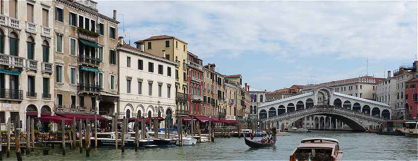 Venise: vue du Grand Canal en aval du Pont du Rialto