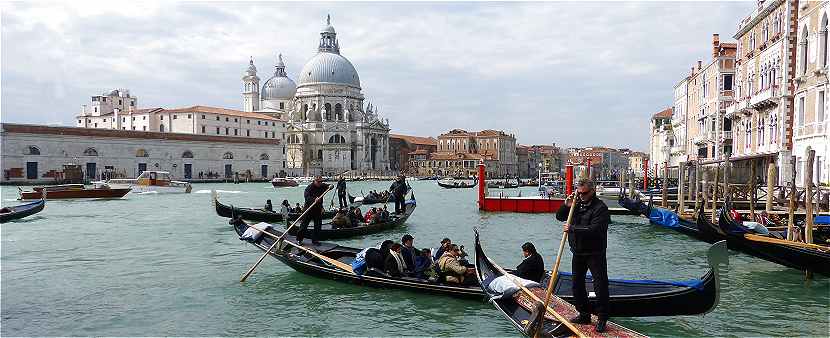 Venise: vue du Grand Canal à partir du Bassin de Saint Marc, à gauche l'église de la Salute