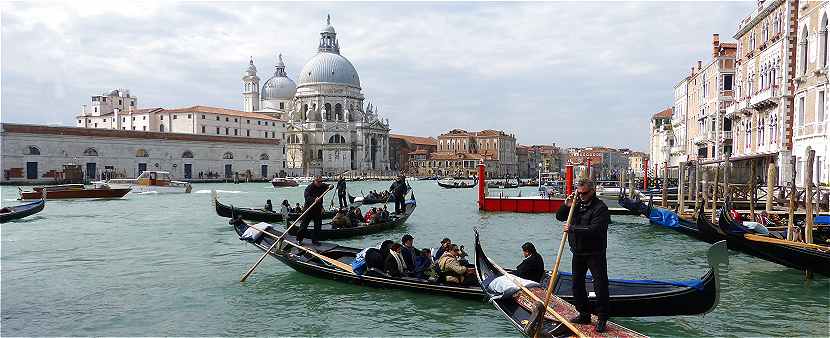 Venise: vue du Grand Canal  partir du Bassin de Saint Marc,  gauche l'glise de la Salute