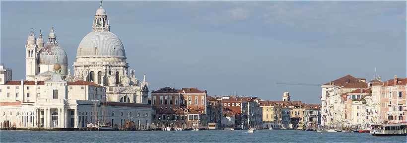 Venise: Le dbouch du Grand Canal sur le Bassin de Saint Marc,  gauche l'glise de la Salute et la Dogana da Mar