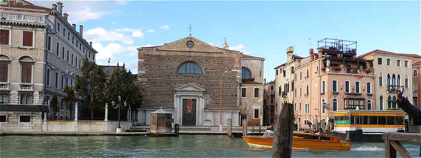 Venise: la faade austre de l'glise San Marcuola sur le Grand Canal