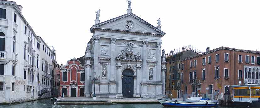 Venise: l'glise San Stae (San Eustachio) sur le Grand Canal,  droite le Palazzo Priuli Bon