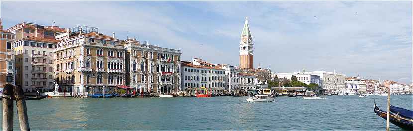 Venise: vue du ct Nord du Bassin de Saint Marc avec  gauche l'Htel Bauer Grnwald et le Palazzo Giustinian Morosoni, puis le Campanile et  droite le Palais des Doges