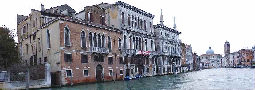 Venise: Le Palazzo Duodo et le Palazzo Tron sur le Grand Canal, au-del le Palazzo Belloni Battagia,  droite l'glise San Geremia