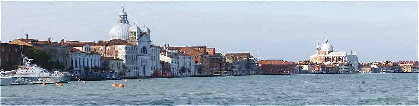 Venise: l'le de la Giudecca avec l'glise du Rdempteur et  droite celle de Santa Eufmia