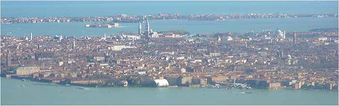Venise: vue panoramique à partir du Nord-Ouest, au fond le Lido