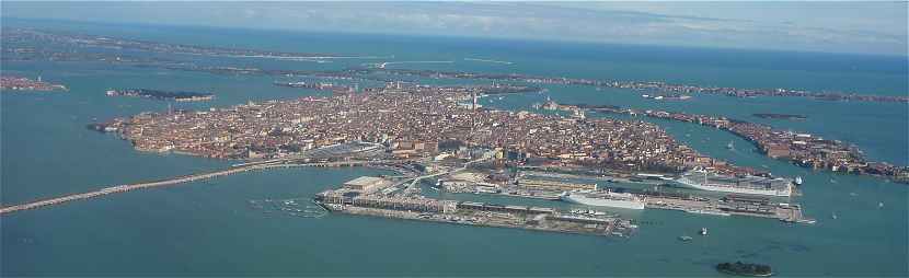 >Venise: vue panoramique  partir de l'Ouest,  droite l'le de la Giudecca, au fond le Lido,  gauche le Cimetire et une partie de l'le de Murano