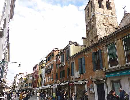 La Strada Nuova,  droite le clocher de Santa Sofia