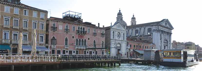 Venise: les quais  la station de Zattere avec les glises de la Visitation et de Gesuati