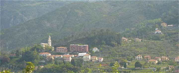 Un village aux environs de la valle de la Vara