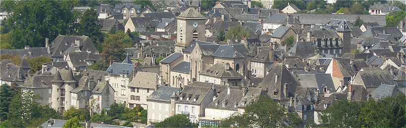 Panorama sur le centre-ville d'Argentat avec l'glise Saint Pierre,  gauche, la maison avec les deux tours est l'htel de Turenne