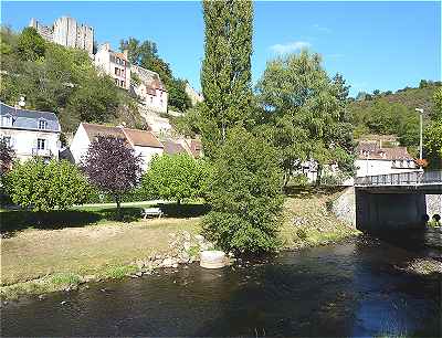 Le chteau-fort d'Aubusson au dessus de la Creuse