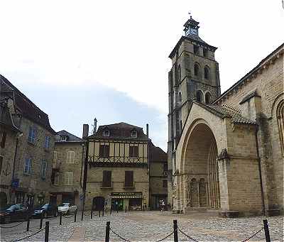 Place du March devant le porche mridional de l'glise Saint Pierre