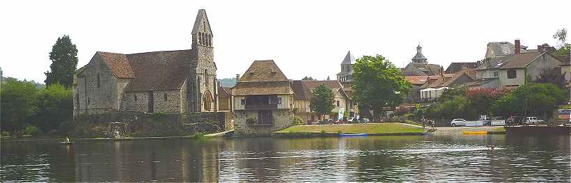 La Dordogne  Beaulieu avec la chapelle des Pnitents,  l'arrire plan l'glise Saint Pierre