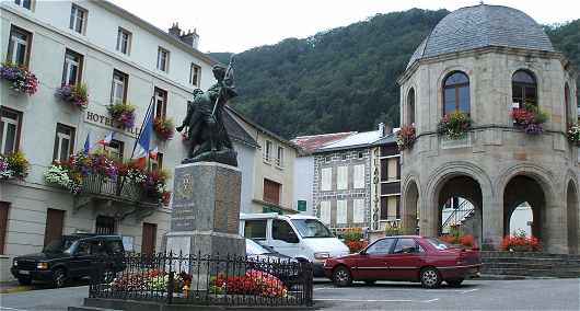 Bort les Orgues: Htel de Ville et Halle en rotonde