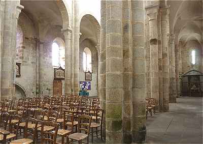 Nef et collatraux de l'glise Sainte Valrie