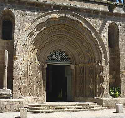 Portail de l'glise de La Souterraine avec les voussures polylobes