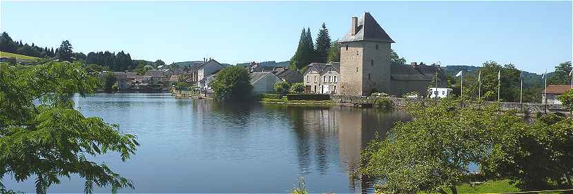 Panorama sur l'tang et le donjon de Peyrat le Chteau