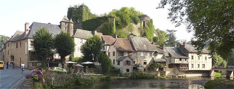 Sgur et son Chteau-fort au-dessus de l'Auvzre