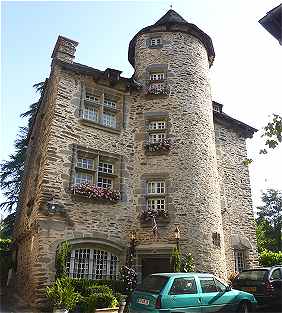 Maison ancienne  Sgur le Chteau