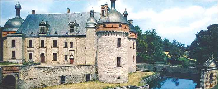 Chteau de Saint Germain-Beaupr avec ses tours et ses douves