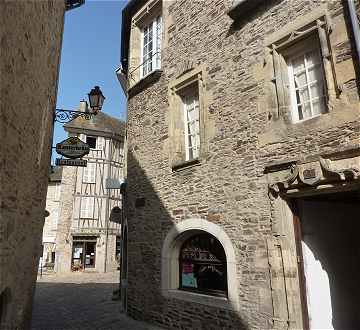 Maisons anciennes dans le centre-ville de Saint Yrieix la Perche